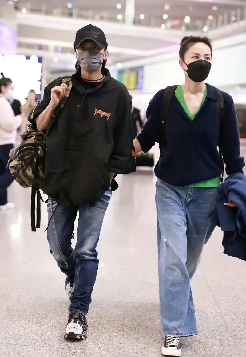 王菲谢霆锋.3月16日,王菲和谢霆锋返回北京现身机场.王菲梳 - 抖音