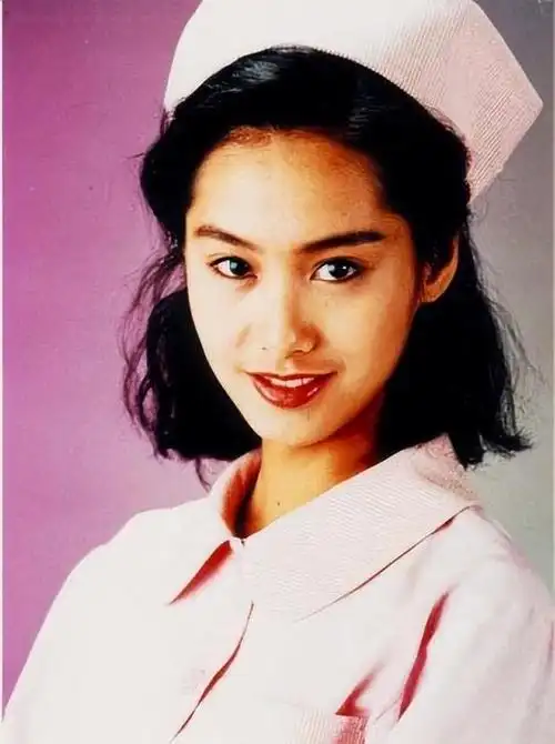 52岁朱茵现状:住深山残屋,开97年破车,久违露面大变样