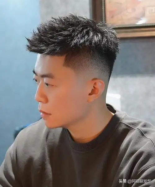 飞机头发型,所以,今天也依然要极力推荐这一款个性造型,两边的头发