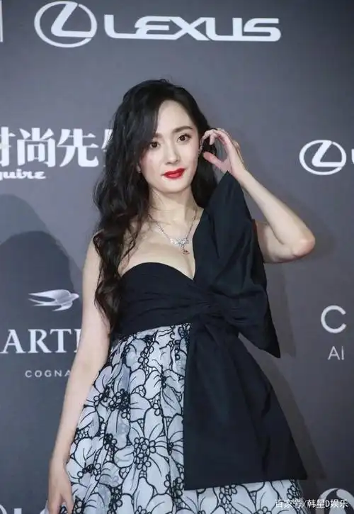 杨幂出席时尚先生盛典,一袭低胸晚礼服,好身材成为当晚亮点