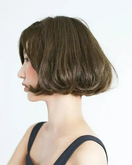 一个大弧度内扣,正好变成了齐嘴短发,清爽显脸小.