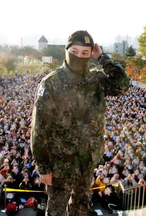 bigbang权志龙穿军装帅气依旧,正式退伍获千人迎接人气不输当年
