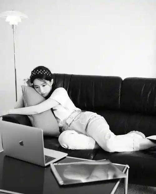 刘亦菲在家健身大秀多肉身材,时尚上围躺沙发身段苗条美得不敢看_睡衣