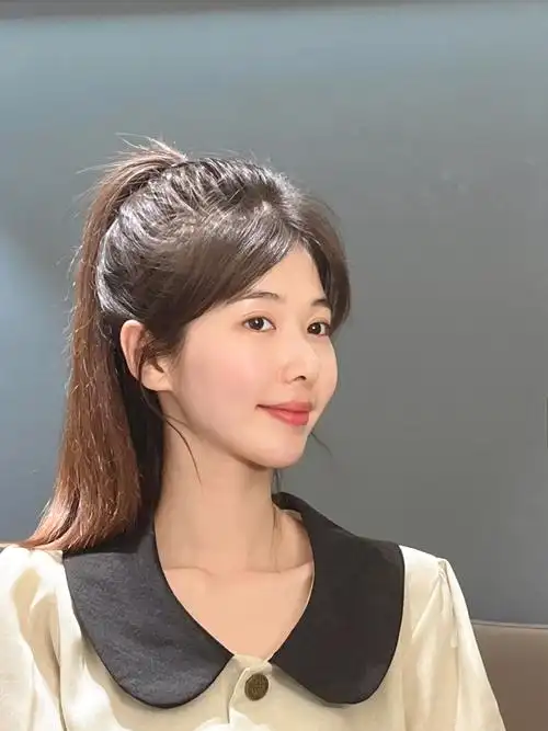 上次教你们如何扎高马尾,其实我头发比较多,前面碎碎的刘海还蛮经常油