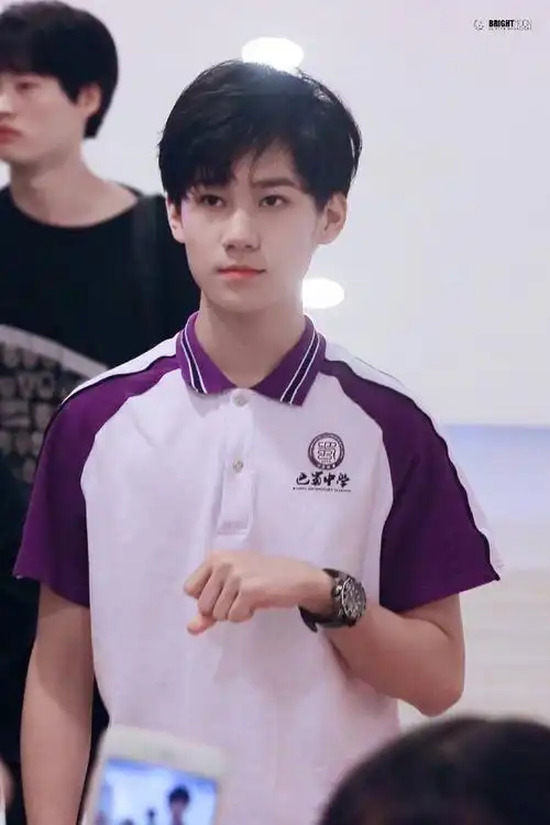 张真源拍高中毕业照#即将进入崭新大学校园,一直在好好长大!