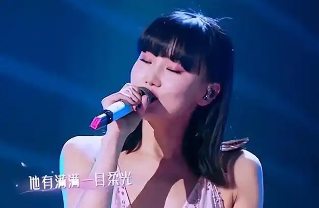 孟楠的演唱实力绝不容忽视,他曾凭借一首《领悟》赢得了汪峰的赏识,并