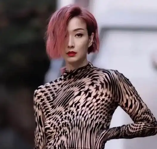 郑秀文健身成"金刚芭比"了!