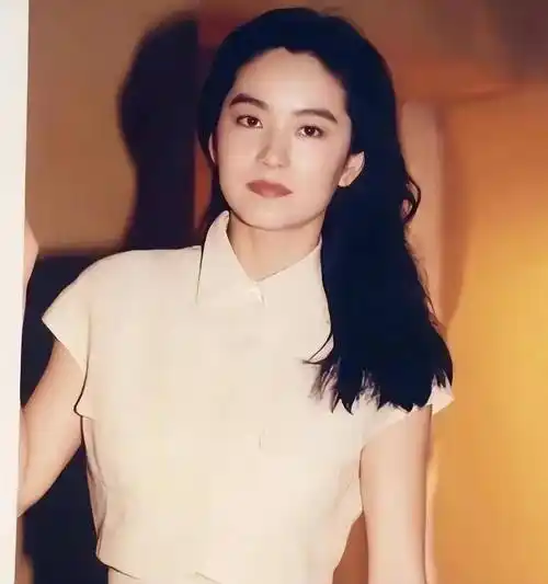 69岁林青霞现状曝光:摔裂2条肋骨事小,更糟糕的事情还在发生!