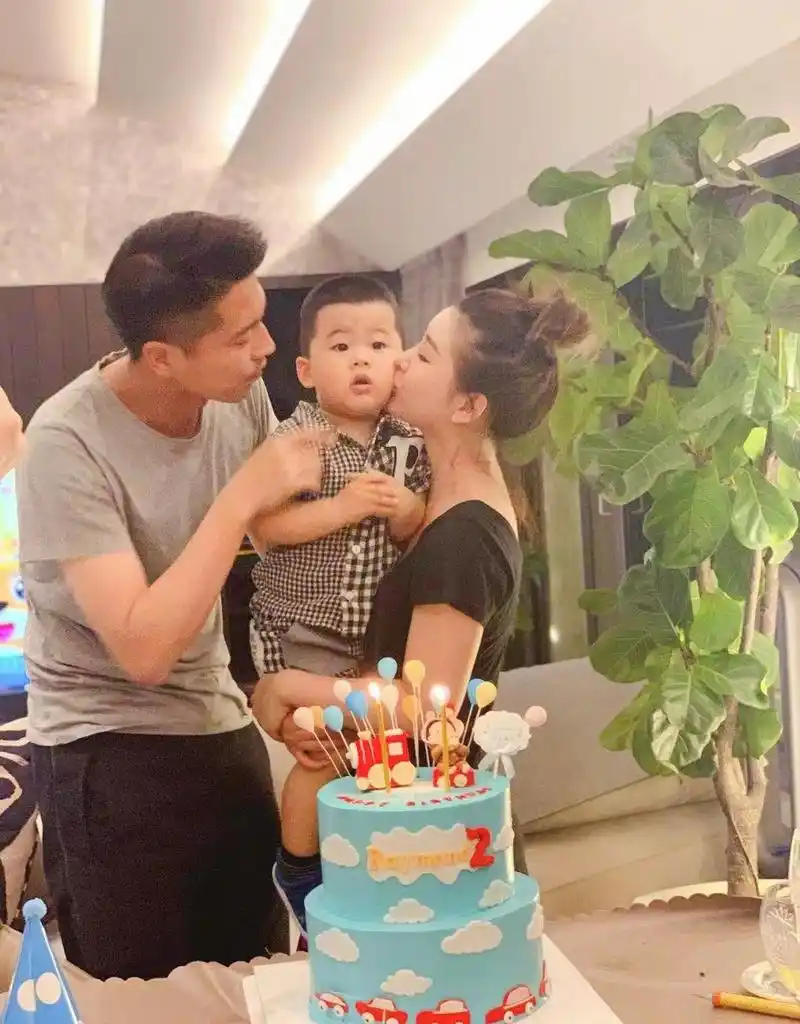 王雷妻子李小萌二胎近照,穿浴袍呆萌可爱,像极了爸爸