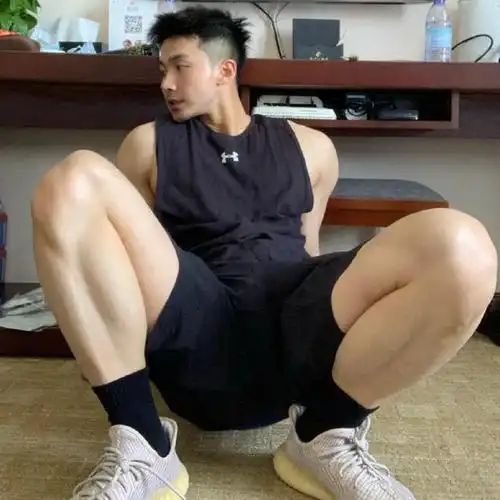 浓颜系帅哥五官端正身材比例完美一看就是喜欢健身的男孩子