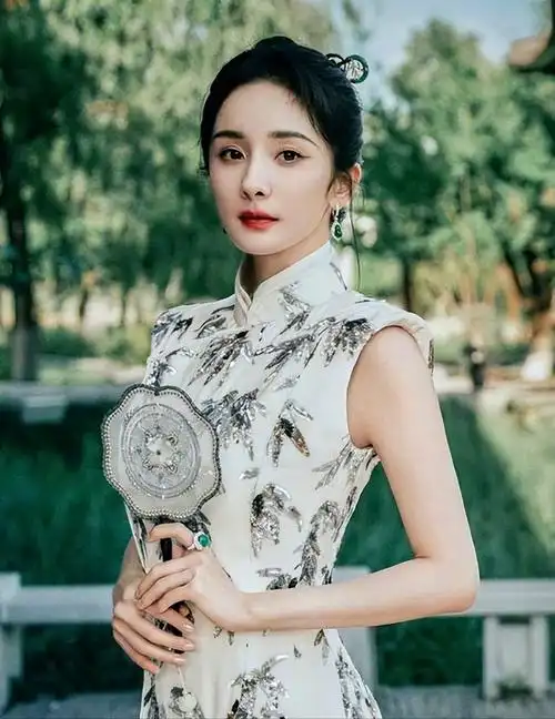 杨颖风波后首次现身时装周身穿旗袍彰显态度状态憔悴引热议