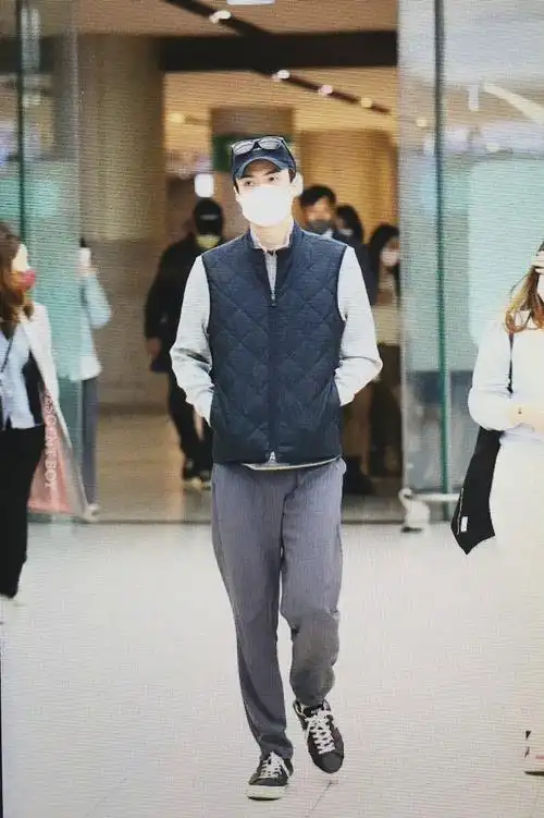 吴世勋机场饭拍图