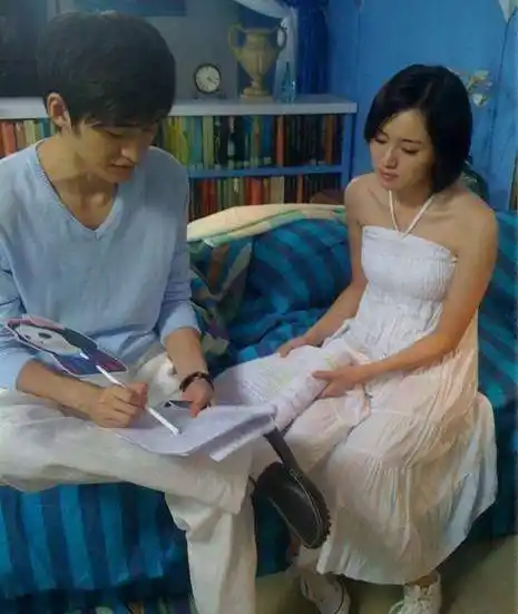 刚出道的江铠同,与张翰一起认真看剧本,节目上经常与佟丽娅互动_时候