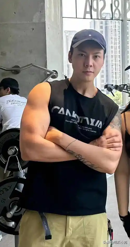 陈伟霆开健身房了!好多人都与他合影,身材真好,看上去好年轻!