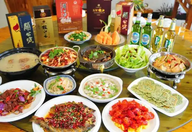 中国酒席的怪相:数瓶啤酒不开,专喝那瓶白酒,背后真相太现实