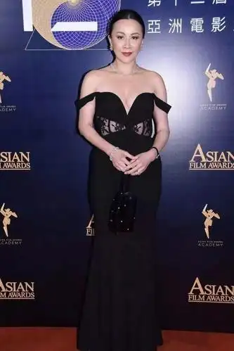 刘嘉玲又"作妖"了!本可以端庄优雅偏要秀性感,竟还意外显贵气