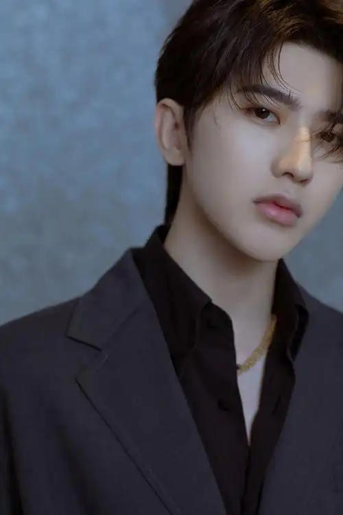 当前位置:>首页>图片大全>明星>蔡徐坤烟灰色西装帅气图片写真> ( 1