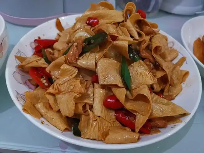 油豆皮炒肉的做法