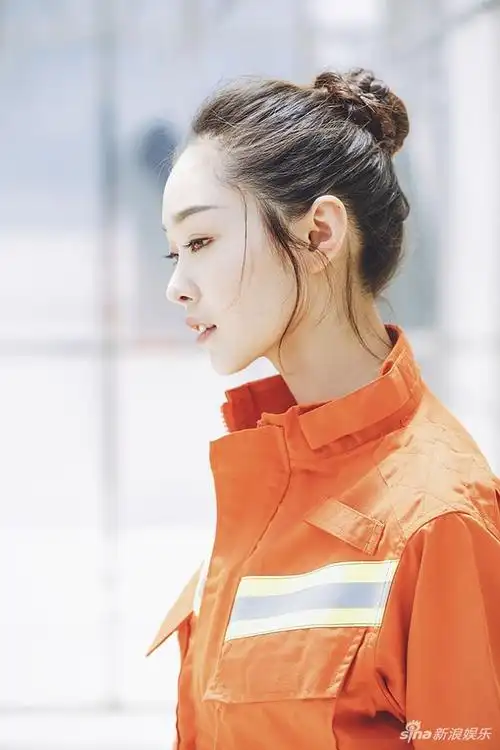 组图宋轶消防制服大片曝光侧颜杀抢眼宋轶身着消防制服帅气现身不仅