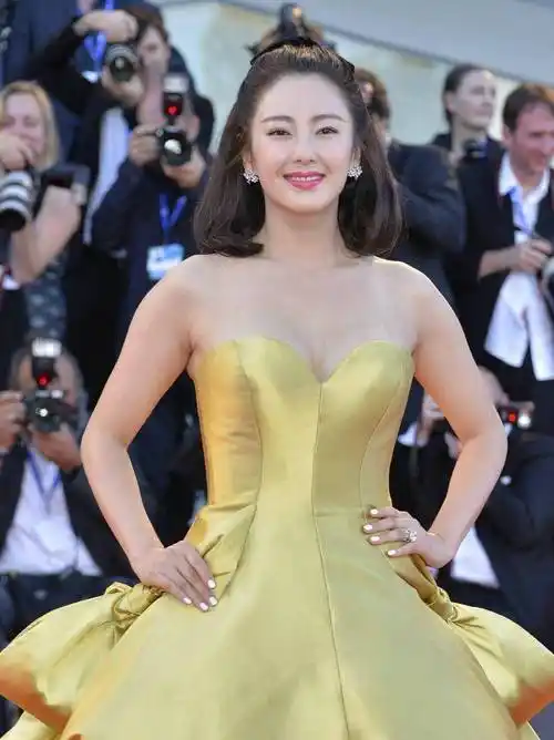 张雨绮身材果然火辣,抹身材裙秀出了事业线,可惜有点发福了!