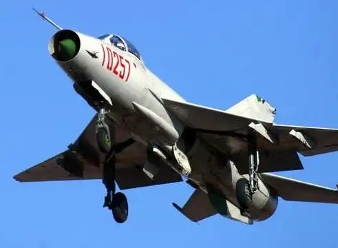 两架歼7战斗机接连坠毁,飞行员来不及跳伞,不幸遇难