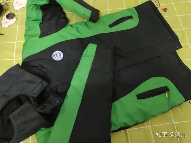 你见过的最丑校服长什么样