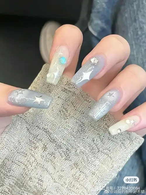 这个颜色会显手黑吗容易翻车不或者我蹲一下带星星元素美甲推荐!