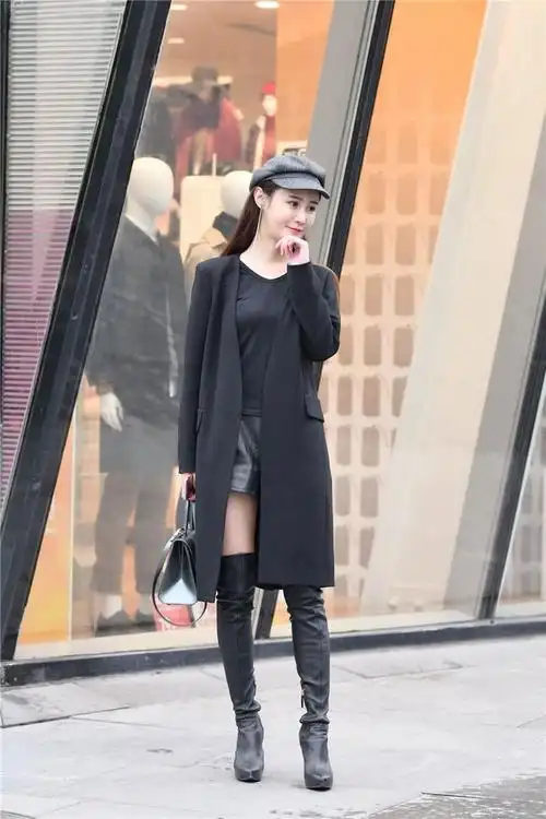黑色细高跟过膝长靴,修身款式,搭配黑色风衣,时尚抢眼_美女