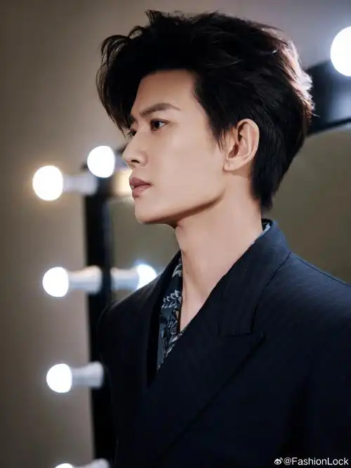 任嘉伦丨直播造型78    深蓝静夜西装 慵懒短发,饱满又充实的层次