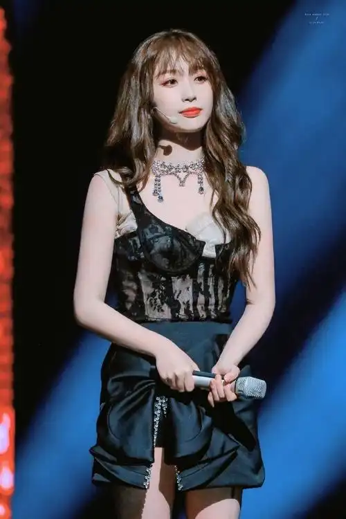 虞书欣粉黑蕾丝吊带