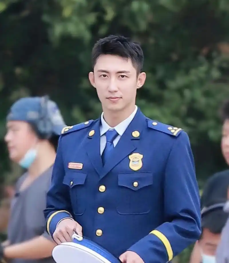 黄景瑜在电视剧《他从火光中走来》中饰演林陆骁,他在部队退役之后做