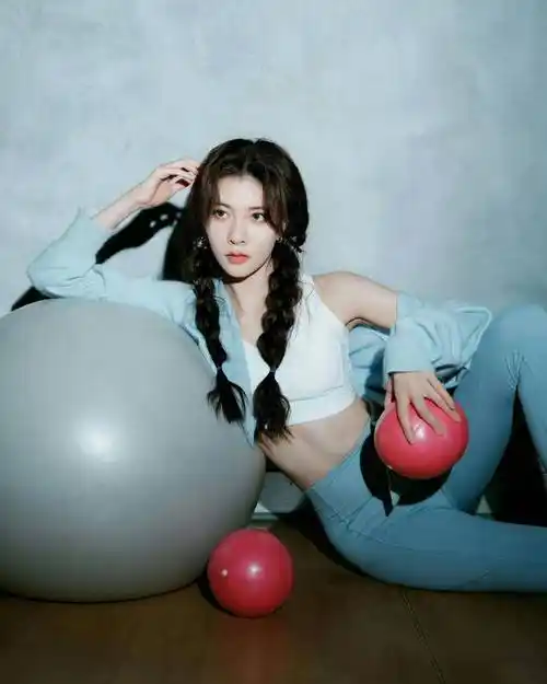 宋妍霏运动风穿搭秀身材,双麻花辫甜酷又活力