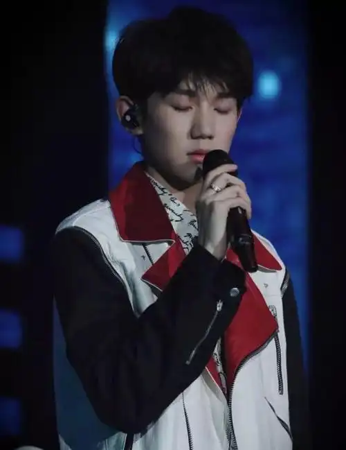 吸烟事件"成为了无数网友热议的焦点,这之后王源退出了《王牌对王牌》