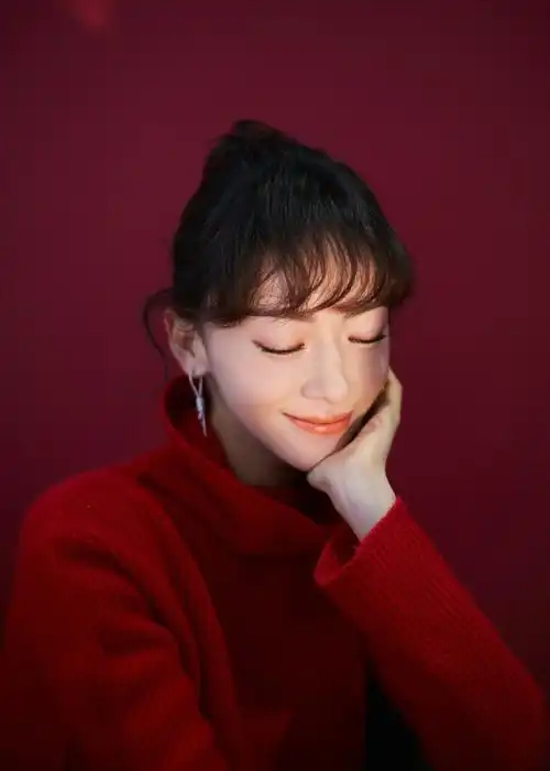 简介:吴谨言红色毛衣俏皮写真图片,分享一组吴谨言图片给大家,图中的