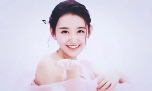 蒋依依的生日祝福,王俊凯吴磊两人称呼亲切,他们只是简单的朋友