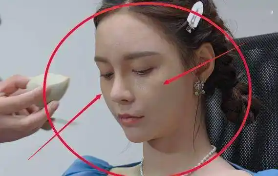 沈梦辰当众卸妆,擦掉粉底和眼线后皮肤不黑,但肤质却令人震惊_生活