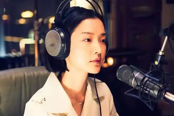 杜鹃饰演的电台主播小容