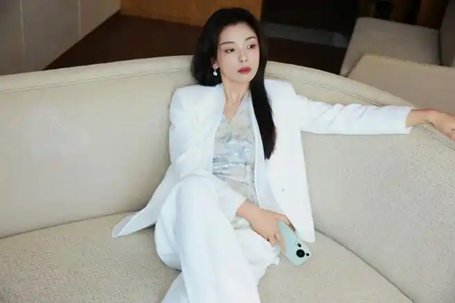 这一身look是真清清"白白"全白西装搭配新中式内搭的刘涛真的飒到我了