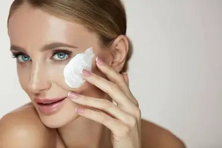 女人的脸部皮肤护理.美丽的微笑女性面部泡沫照片