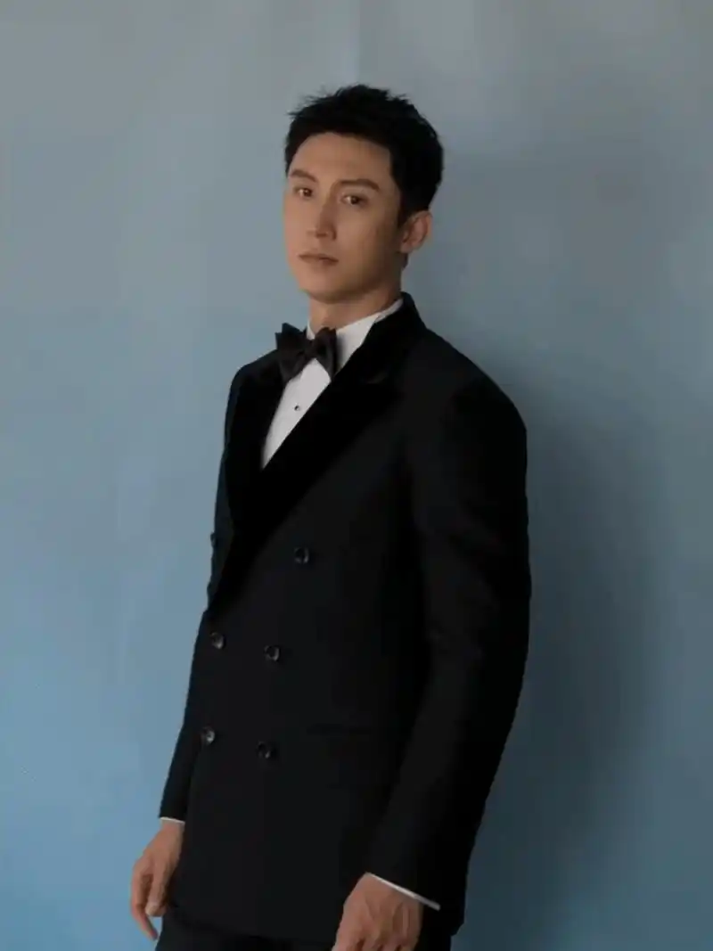 黄景瑜华表奖出发look上线,一身黑色西装造型让整个人显得霸气又干练!