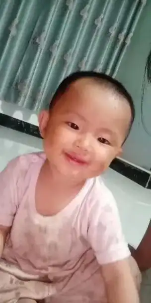 看看宝贝小时候照片好可爱
