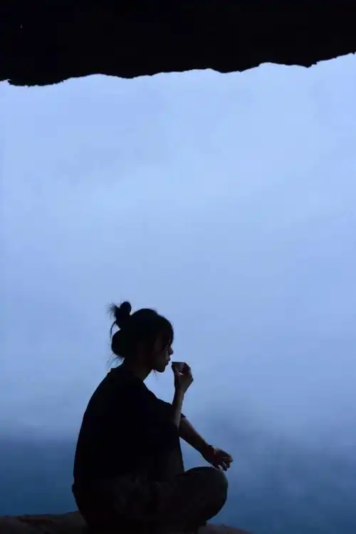 一个人独处安静唯美的句子(一个人独处安静唯美的句子简短)