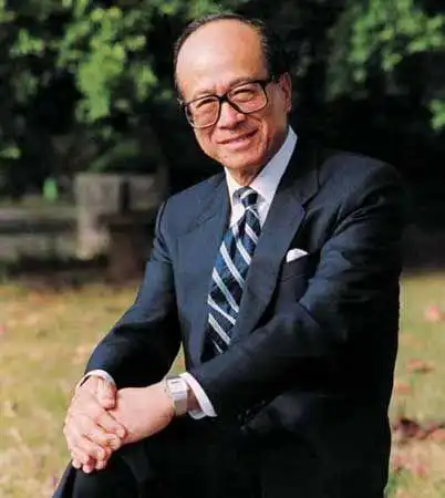 84岁的亚洲首富李嘉诚在5月25日出席旗下公司长江实业及和记黄埔股东