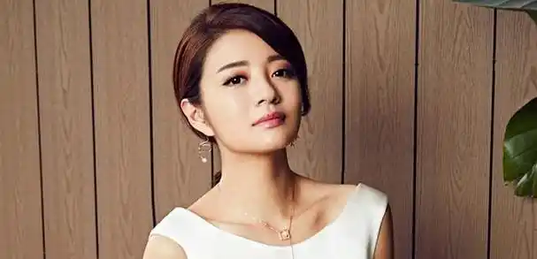 安以轩是一位女星,她的感情经历非常曲折.