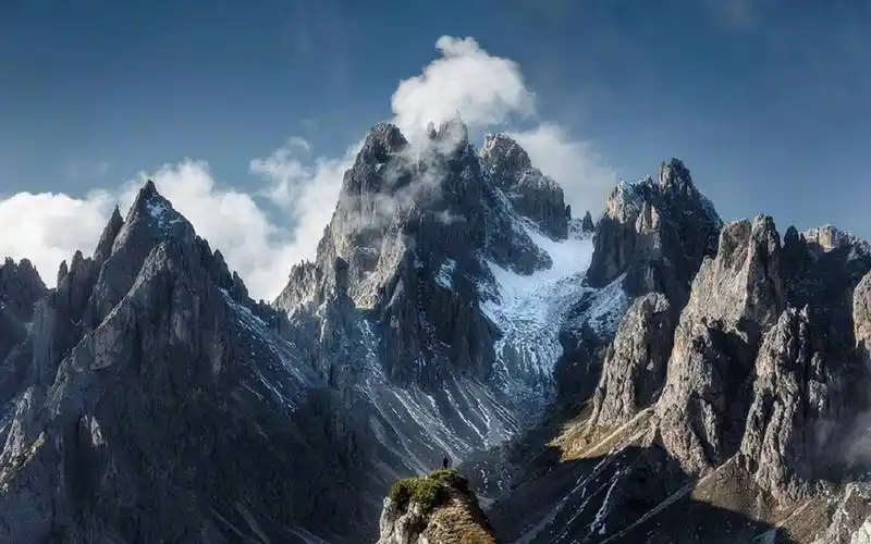 唯美壮观的山峰风景图片桌面壁纸