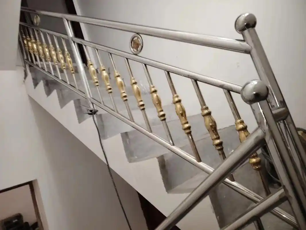 需要老板联系我#不锈钢楼梯扶手 #围墙护栏 #楼梯扶手安装效 - 抖音