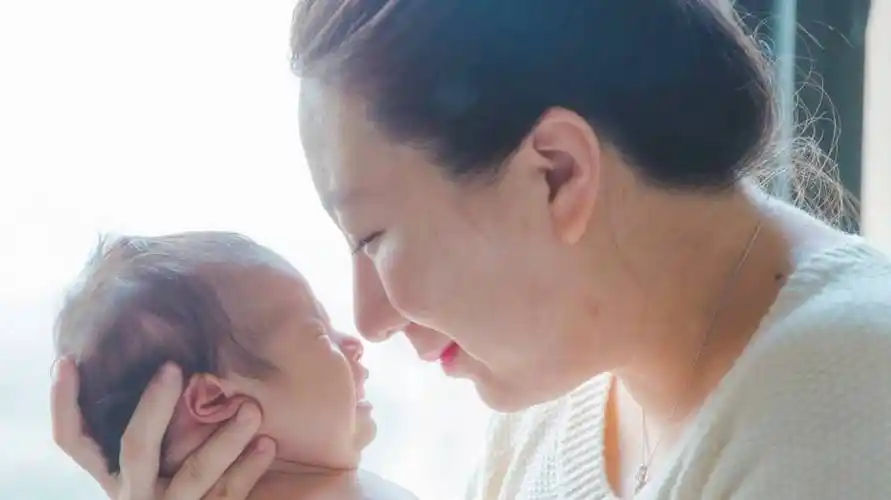 林依晨首晒女儿正脸,还称女儿是来报恩的:这样做你家娃也很好带_宝宝