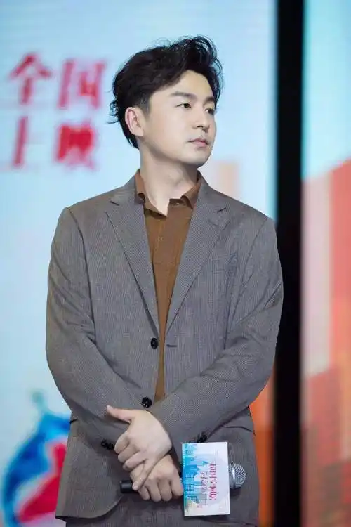 回顾雷佳音因初恋女友15岁辍学与大学同学结婚育有一女太幸福