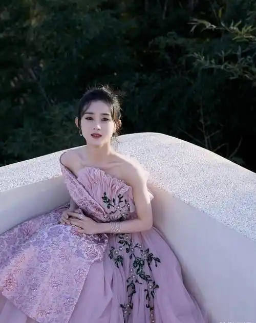 赵丽颖出席《寻龙传说》晚宴,穿搭粉色礼服裙造型,优雅甜美~_交叉
