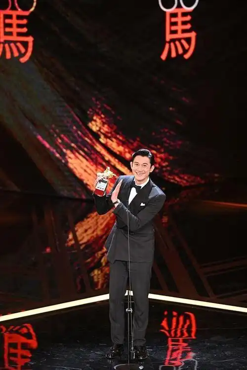 金马奖吴慷仁0台词夺影帝激动捂脸邵雨薇温柔含泪全被拍